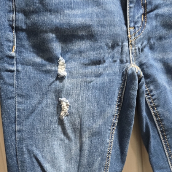 Distressed Cropped Jeans - Picture 5 of 16